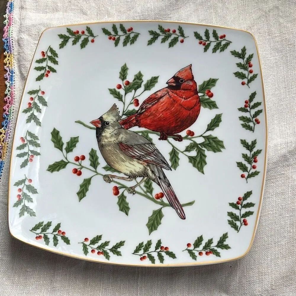 Vintage Cardinals Holly 8” plate by living Quarters .